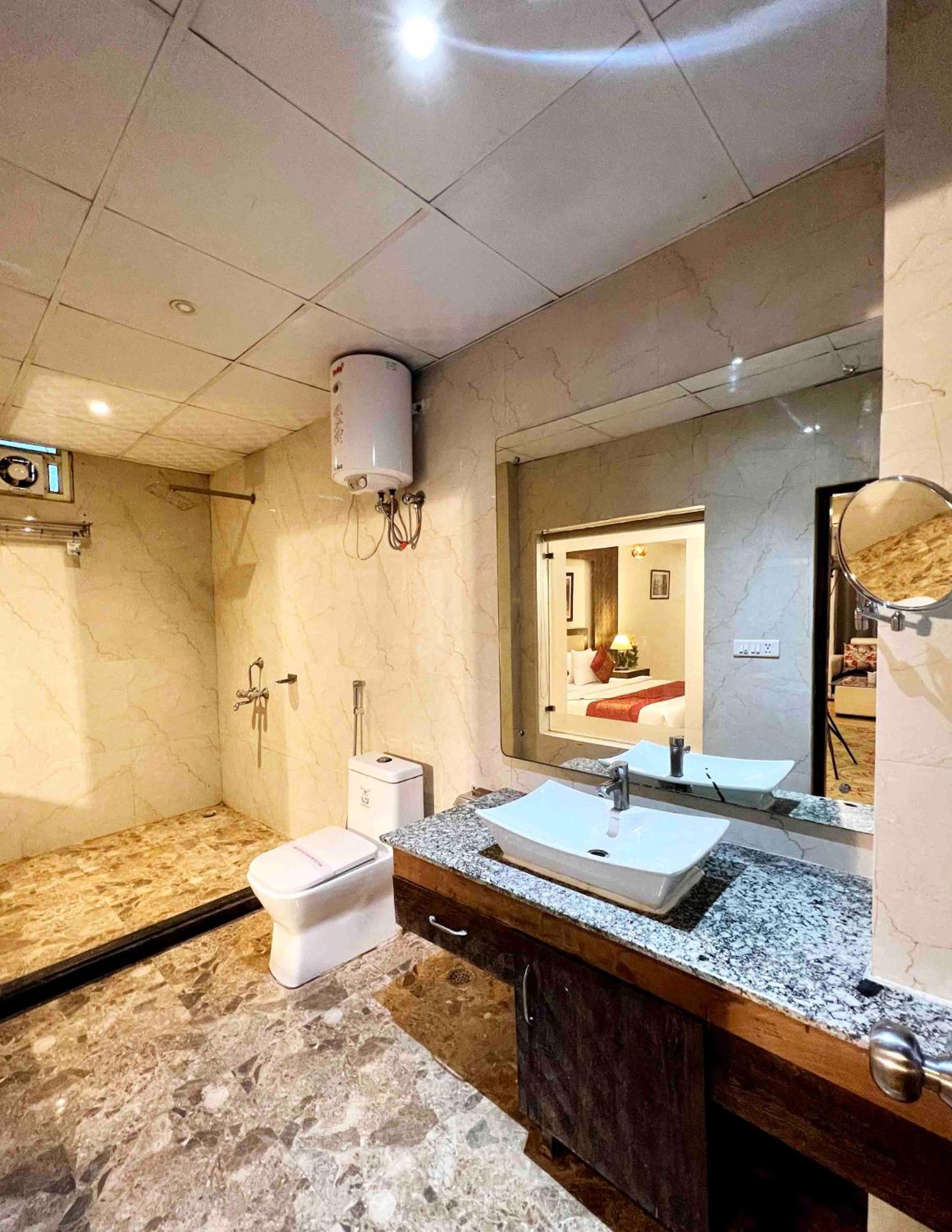 Airport Hotel The Grand Shoba New Delhi Exterior photo